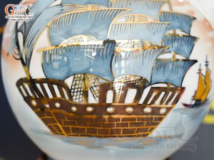 Bình hút lộc Nhị cảnh Thuận Buồm Xuôi Gió và Mã Đáo Thành Công vẽ vàng 24k in logo VTV nền cam, cao 23cm