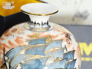 Bình hút lộc Nhị cảnh Thuận Buồm Xuôi Gió và Mã Đáo Thành Công vẽ vàng 24k in logo VTV nền cam, cao 23cm