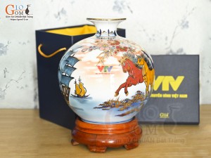 Bình hút lộc Nhị cảnh Thuận Buồm Xuôi Gió và Mã Đáo Thành Công vẽ vàng 24k in logo VTV nền cam, cao 23cm