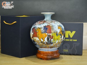Bình hút lộc men màu Nhị cảnh Thuận Buồm Xuôi Gió và Mã Đáo Thành Công vẽ vàng 24k nền vàng in logo VTV, cao 23cm