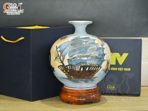 Bình hút lộc men màu Nhị cảnh Thuận Buồm Xuôi Gió và Mã Đáo Thành Công vẽ vàng 24k nền vàng in logo VTV, cao 23cm