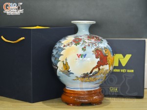Bình hút lộc men màu Nhị cảnh Thuận Buồm Xuôi Gió và Mã Đáo Thành Công vẽ vàng 24k nền vàng in logo VTV, cao 23cm