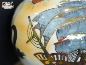 Bình hút lộc men màu Nhị cảnh Thuận Buồm Xuôi Gió và Mã Đáo Thành Công vẽ vàng 24k nền vàng in logo VTV, cao 23cm