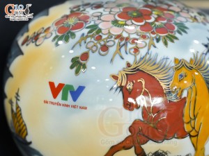 Bình hút lộc men màu Nhị cảnh Thuận Buồm Xuôi Gió và Mã Đáo Thành Công vẽ vàng 24k nền vàng in logo VTV, cao 23cm
