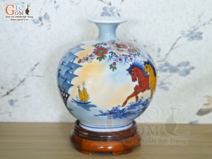 Bình hút lộc men màu Nhị cảnh Thuận Buồm Xuôi Gió và Mã Đáo Thành Công nền vàng, cao 23cm