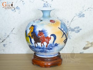 Bình hút lộc men màu Nhị cảnh Thuận Buồm Xuôi Gió và Mã Đáo Thành Công nền vàng, cao 23cm