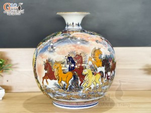 Bình hút lộc men màu Nhị cảnh Thuận Buồm Xuôi Gió và Mã Đáo Thành Công vẽ vàng 24k in logo VTV, cao 35cm