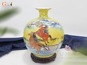 Bình hút lộc men màu nhị cảnh Thuận Buồm Xuôi Gió và Song Mã Phi Thiên vẽ vàng 24k nền vàng, cao 30cm
