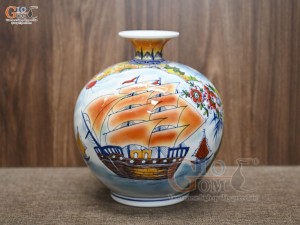 Bình hút lộc men màu nhị cảnh, vẽ Thuận Buồm Xuôi Gió và Mã Đáo Thành Công, cao 25cm