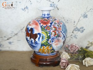 Bình hút lộc men màu Nhị cảnh viền hoa nền đỏ, cao 23cm