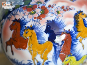 Bình hút lộc men màu Nhị cảnh viền hoa nền đỏ, cao 23cm