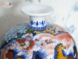 Bình hút lộc men màu Nhị cảnh viền hoa nền đỏ, cao 23cm