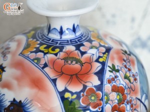 Bình hút lộc men màu Nhị cảnh viền hoa nền đỏ, cao 23cm