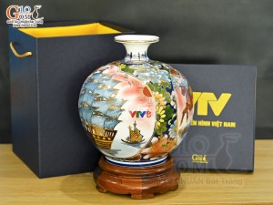 Bình hút lộc men màu Nhị cảnh viền hoa nền đỏ vẽ vàng 24k in logo VTV8, cao 23cm