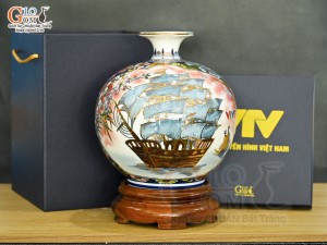 Bình hút lộc men màu Nhị cảnh viền hoa nền đỏ vẽ vàng 24k in logo VTV8, cao 23cm