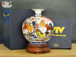 Bình hút lộc men màu Nhị cảnh viền hoa nền đỏ vẽ vàng 24k in logo VTV8, cao 23cm