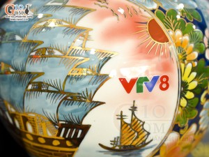Bình hút lộc men màu Nhị cảnh viền hoa nền đỏ vẽ vàng 24k in logo VTV8, cao 23cm