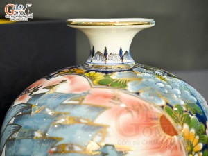 Bình hút lộc men màu Nhị cảnh viền hoa nền đỏ vẽ vàng 24k in logo VTV8, cao 23cm