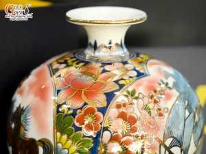 Bình hút lộc men màu Nhị cảnh viền hoa nền đỏ vẽ vàng 24k in logo VTV8, cao 23cm