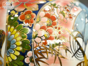 Bình hút lộc men màu Nhị cảnh viền hoa nền đỏ vẽ vàng 24k in logo VTV8, cao 23cm