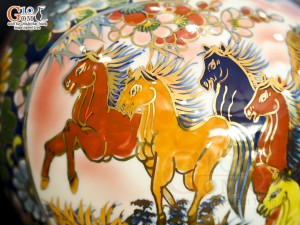 Bình hút lộc men màu Nhị cảnh viền hoa nền đỏ vẽ vàng 24k in logo VTV8, cao 23cm