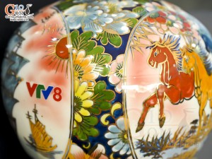 Bình hút lộc men màu Nhị cảnh viền hoa nền đỏ vẽ vàng 24k in logo VTV8, cao 23cm