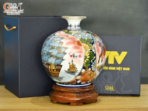 Bình hút lộc men màu Nhị cảnh viền hoa nền đỏ vẽ vàng 24k in logo VTV8, cao 23cm