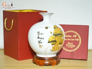 Bình hút lộc men màu trắng cảnh Thuận Buồm Xuôi Gió vàng kim, cao 23cm