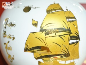 Bình hút lộc men màu trắng cảnh Thuận Buồm Xuôi Gió vàng kim, cao 23cm