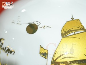 Bình hút lộc men màu trắng cảnh Thuận Buồm Xuôi Gió vàng kim, cao 23cm