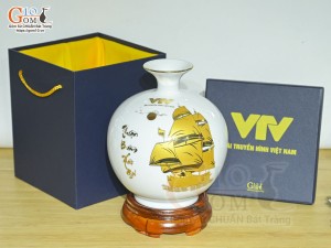 Bình hút lộc men màu trắng cảnh Thuận Buồm Xuôi Gió vàng kim in logo VTV, cao 26cm
