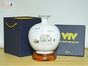 Bình hút lộc men màu trắng cảnh Thuận Buồm Xuôi Gió vàng kim in logo VTV, cao 26cm