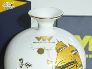 Bình hút lộc men màu trắng cảnh Thuận Buồm Xuôi Gió vàng kim in logo VTV, cao 26cm