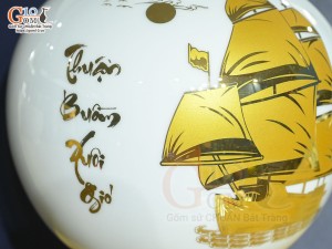 Bình hút lộc men màu trắng cảnh Thuận Buồm Xuôi Gió vàng kim in logo VTV, cao 26cm