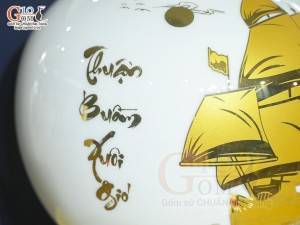 Bình hút lộc men màu trắng cảnh Thuận Buồm Xuôi Gió vàng kim in logo VTV, cao 26cm
