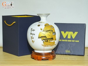 Bình hút lộc men màu trắng cảnh Thuận Buồm Xuôi Gió vàng kim in logo VTV, cao 26cm