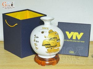 Bình hút lộc men màu trắng cảnh Thuận Buồm Xuôi Gió vàng kim in logo VTV8, cao 26cm