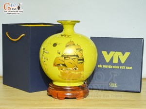 Bình hút lộc men màu vàng cảnh Thuận Buồm Xuôi Gió vàng kim in logo VTV, cao 22cm