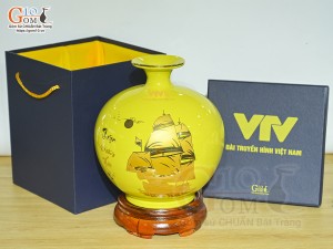 Bình hút lộc men màu vàng cảnh Thuận Buồm Xuôi Gió vàng kim in logo VTV8, cao 26cm