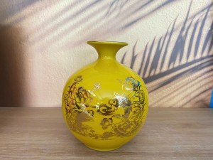 Bình hút lộc men màu vàng họa tiết cá chép hoa sen, cao 18cm Bình hút lộc men màu vàng họa tiết cá chép hoa sen, cao 18cm