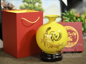 Bình hút lộc men màu vàng họa tiết chữ Lộc vàng kim, cao 18cm Bình hút lộc men màu vàng họa tiết chữ Lộc vàng kim, cao 18cm
