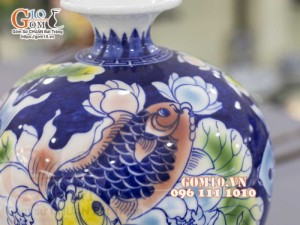 Bình hút lộc men màu vẽ Chép Sen, cao 25cm