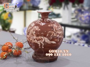 Bình hút lộc men màu vẽ Lục Mã Đồ, cao 25cm