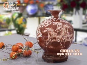 Bình hút lộc men màu vẽ Lục Mã Đồ, cao 25cm