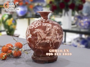 Bình hút lộc men màu vẽ Lục Mã Đồ, cao 30cm