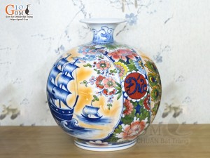 Bình hút lộc men màu vẽ Nhị cảnh viền hoa Phúc Đức nền vàng, cao 35cm