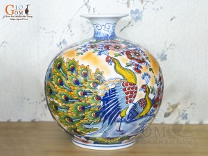 Bình hút lộc men màu vẽ Nhị cảnh viền hoa Phúc Đức nền vàng, cao 35cm