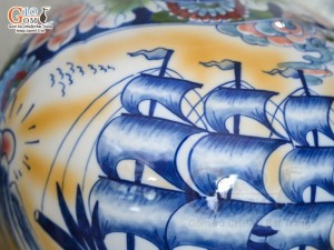 Bình hút lộc men màu vẽ Nhị cảnh viền hoa Phúc Đức nền vàng, cao 35cm