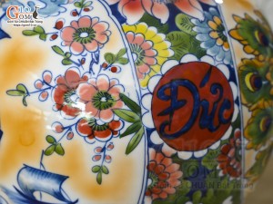 Bình hút lộc men màu vẽ Nhị cảnh viền hoa Phúc Đức nền vàng, cao 35cm