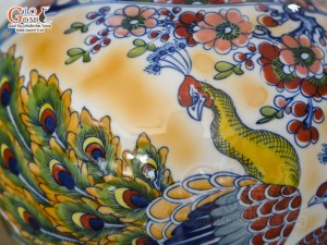 Bình hút lộc men màu vẽ Nhị cảnh viền hoa Phúc Đức nền vàng, cao 35cm